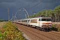 Entre 2 averses et avec un beau rayon de soleil, voici la BB 7260 sur un Pélerin, ce train est vu entre Morcenx et Dax et il va à Lourdes, le 13.09.2008